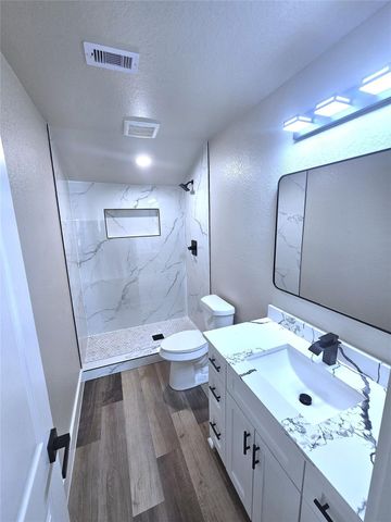 1005 Robinhood Lane, Angleton, TX 77515