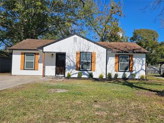 1005 Robinhood Lane, Angleton, TX 77515