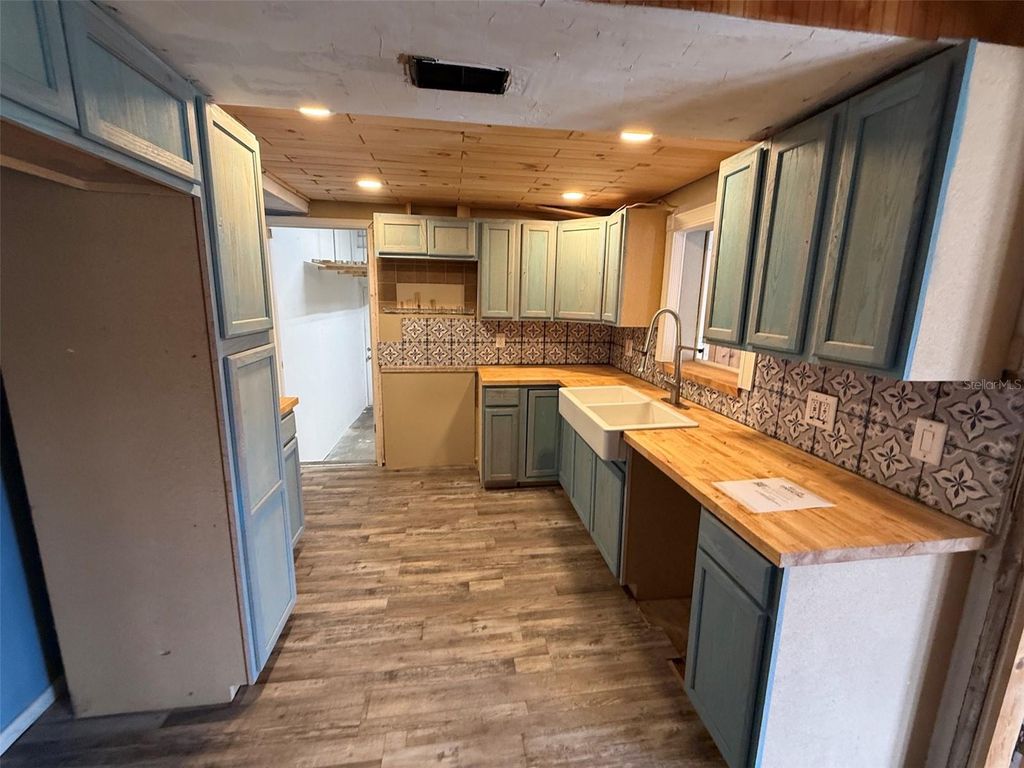 Image 4 of property listing at 2213 MURDOCK BOULEVARD, Orlando, FL 32817