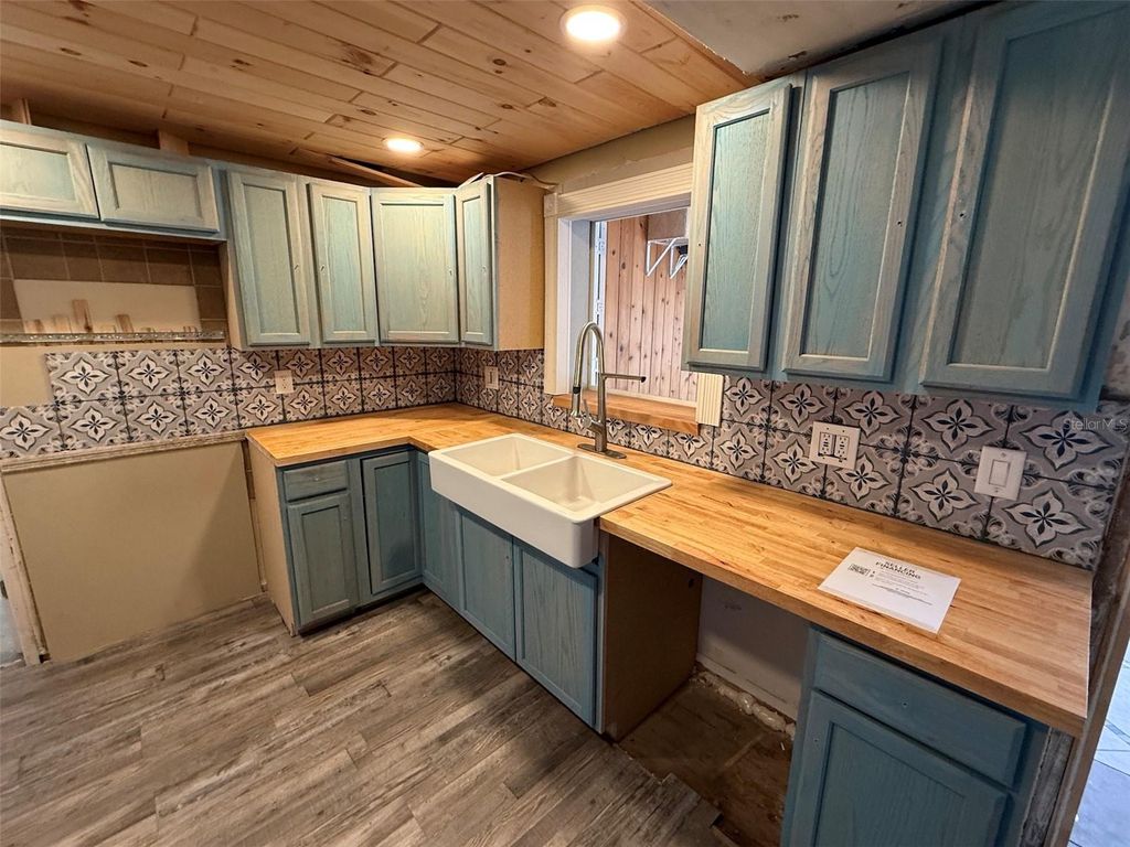 Image 5 of property listing at 2213 MURDOCK BOULEVARD, Orlando, FL 32817