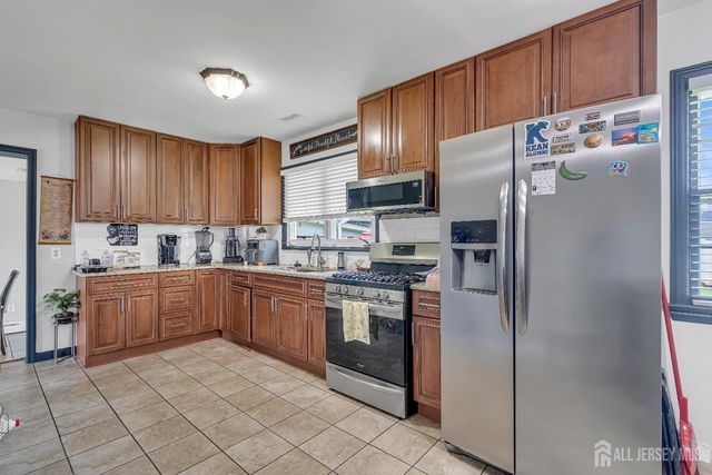 7 Oakwood Place, North Brunswick, NJ 08902