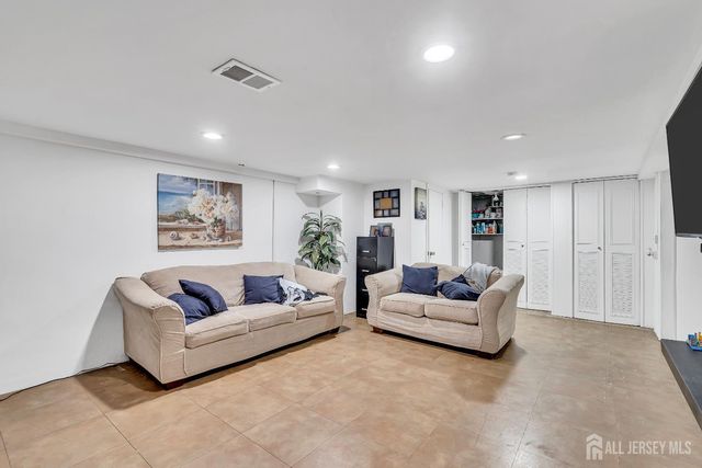 7 Oakwood Place, North Brunswick, NJ 08902