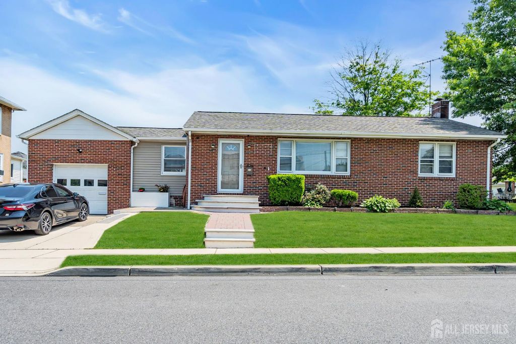 7 Oakwood Place, North Brunswick, NJ 08902