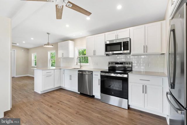 930 LAKEVIEW DR, Green Lane, PA 18054