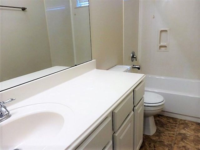 2420 Avalon Trace Lane, Pearland, TX 77581