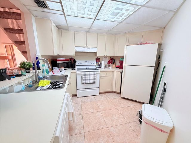 10233 NW 9 ST 206-1, Miami, FL 33172