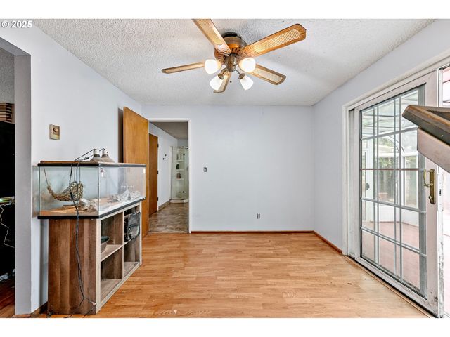 1025 OAK St, Junction City, OR 97448