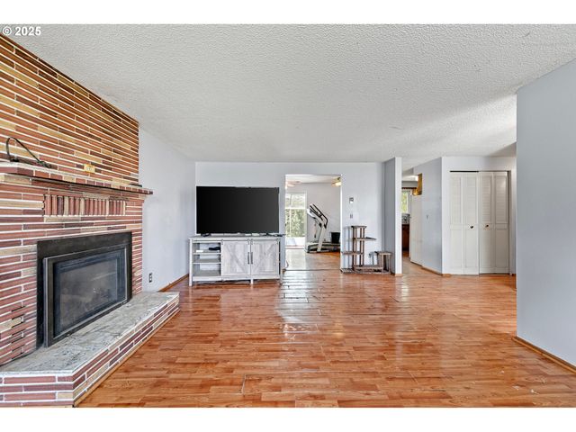 1025 OAK St, Junction City, OR 97448