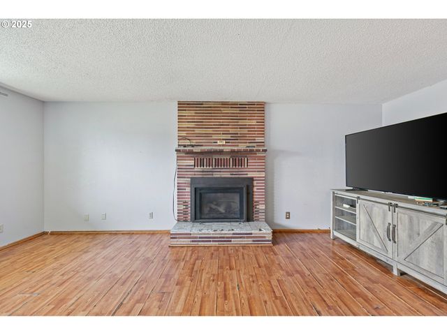 1025 OAK St, Junction City, OR 97448