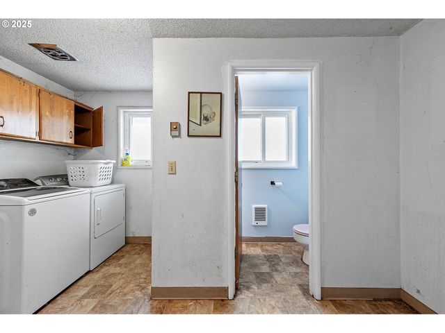 1025 OAK St, Junction City, OR 97448