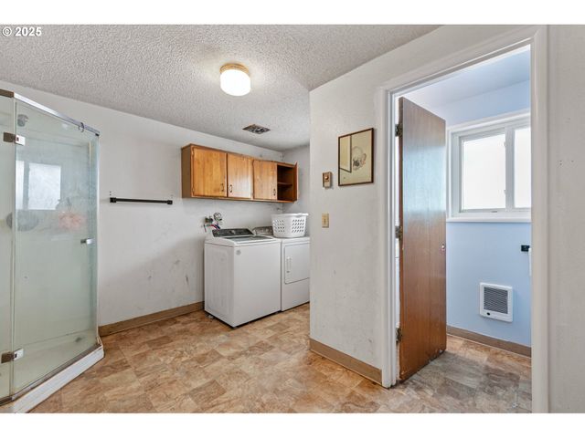 1025 OAK St, Junction City, OR 97448