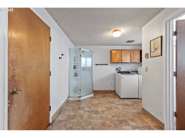 1025 OAK St, Junction City, OR 97448