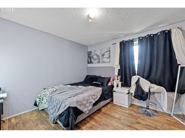 1025 OAK St, Junction City, OR 97448