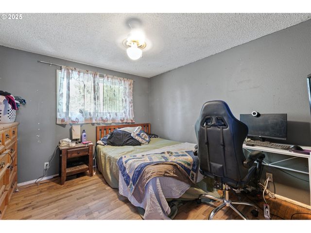 1025 OAK St, Junction City, OR 97448