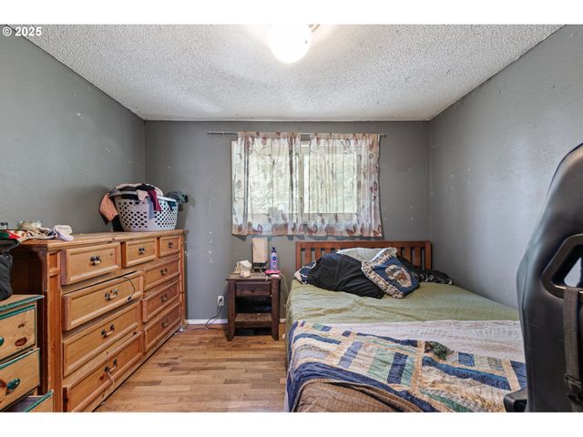 1025 OAK St, Junction City, OR 97448