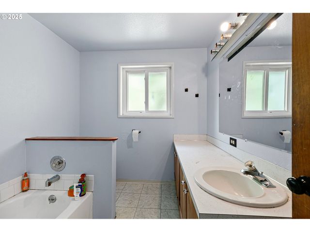1025 OAK St, Junction City, OR 97448