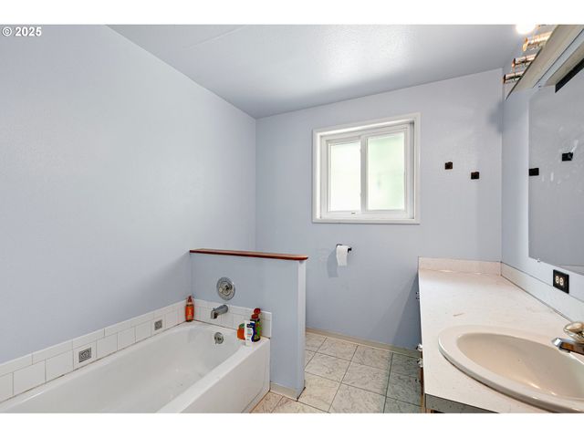 1025 OAK St, Junction City, OR 97448