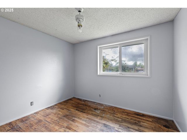 1025 OAK St, Junction City, OR 97448