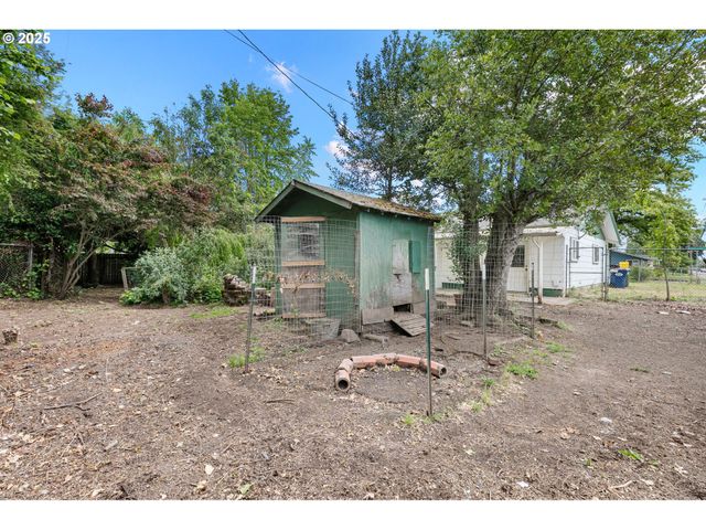 1025 OAK St, Junction City, OR 97448