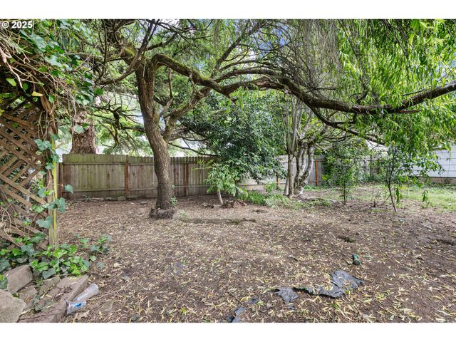 1025 OAK St, Junction City, OR 97448