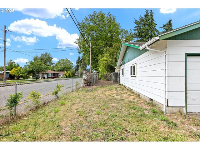 1025 OAK St, Junction City, OR 97448