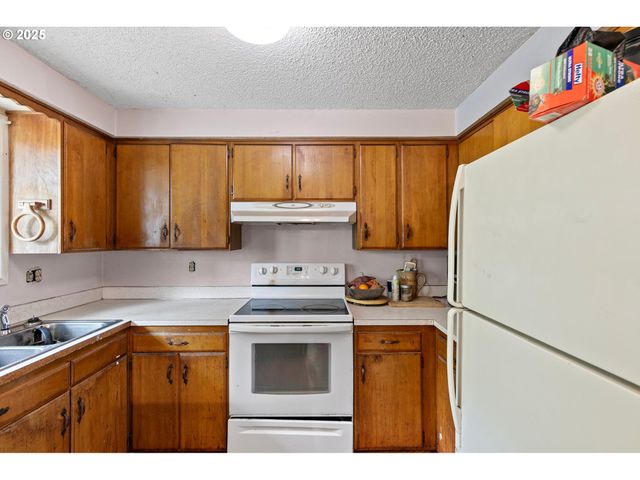 1025 OAK St, Junction City, OR 97448