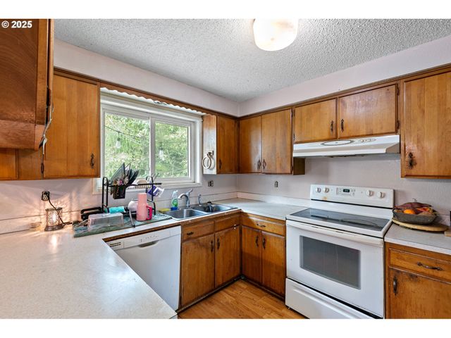 1025 OAK St, Junction City, OR 97448