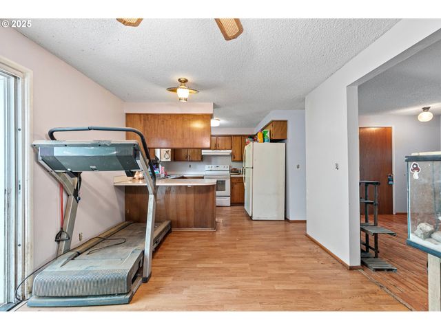 1025 OAK St, Junction City, OR 97448