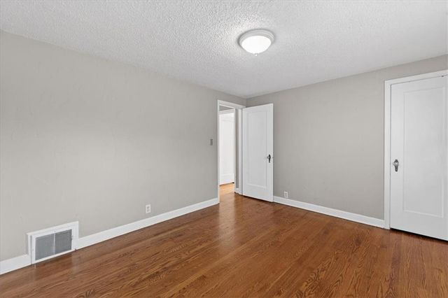 7339 Summit Street, Kansas City, MO 64114