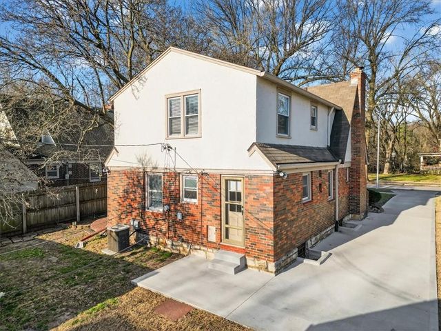 7339 Summit Street, Kansas City, MO 64114