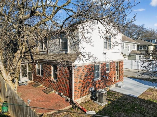 7339 Summit Street, Kansas City, MO 64114