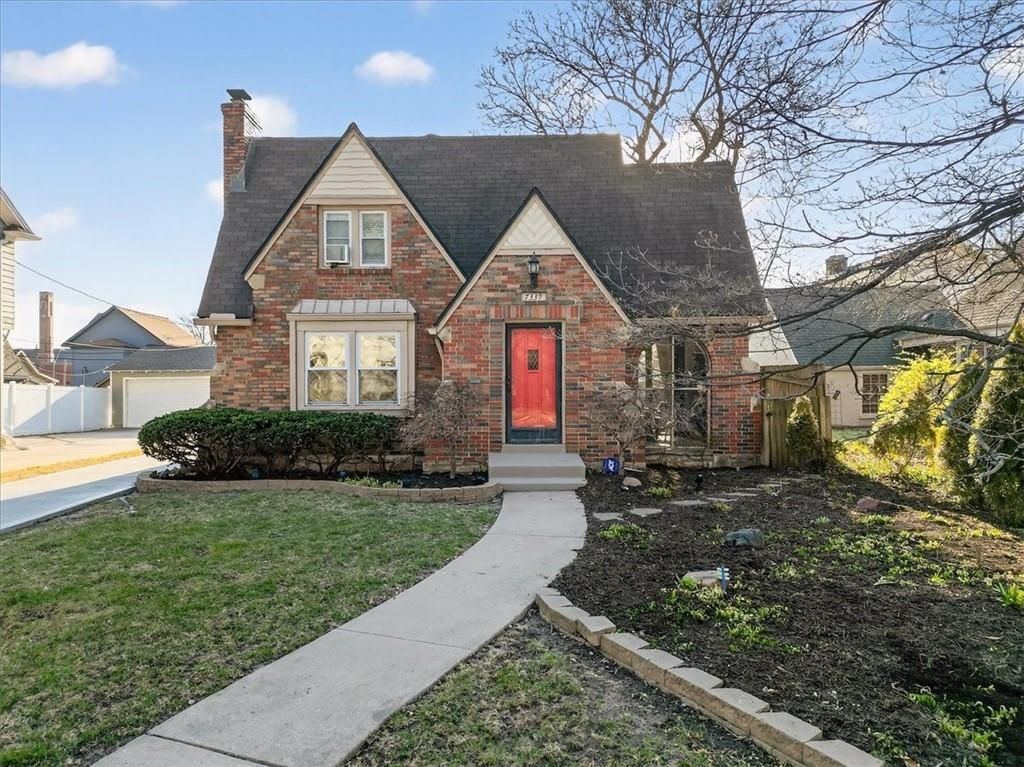 7339 Summit Street, Kansas City, MO 64114