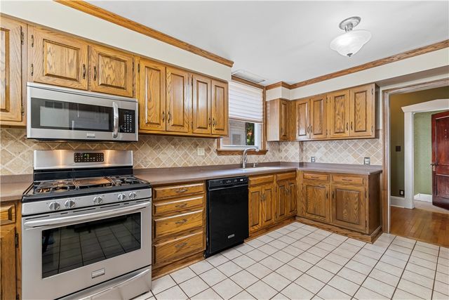 935 Alcoma St, Sharon, PA 16146