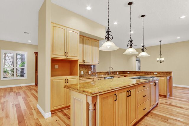 10 Martinique Cove, Palm Beach Gardens, FL 33418