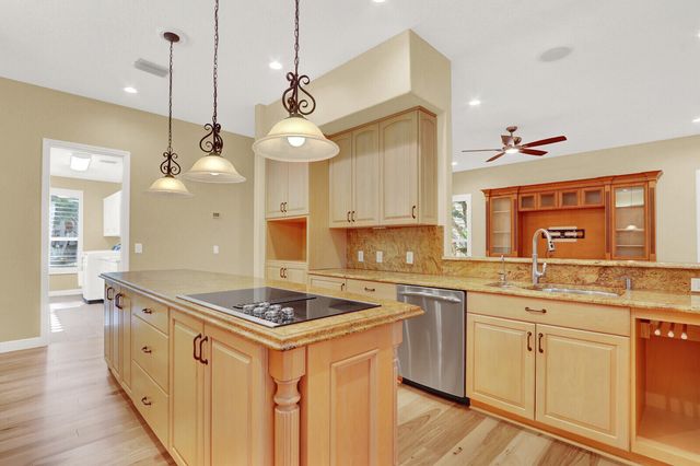 10 Martinique Cove, Palm Beach Gardens, FL 33418