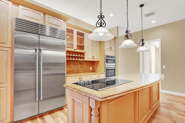 10 Martinique Cove, Palm Beach Gardens, FL 33418