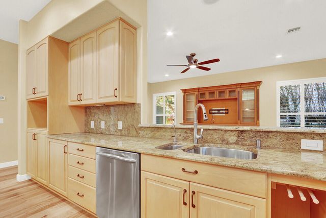 10 Martinique Cove, Palm Beach Gardens, FL 33418