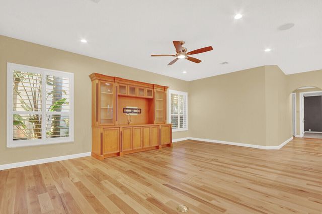 10 Martinique Cove, Palm Beach Gardens, FL 33418