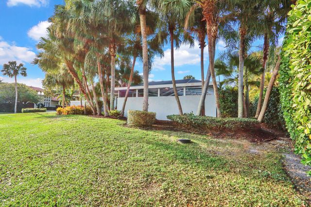 10 Martinique Cove, Palm Beach Gardens, FL 33418
