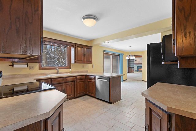 1444 Hazelwood DRIVE, Manitowoc, WI 54220