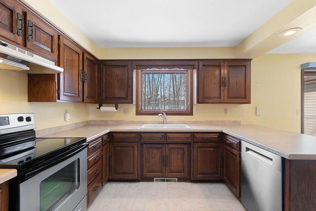 1444 Hazelwood DRIVE, Manitowoc, WI 54220