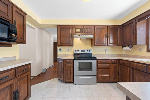 1444 Hazelwood DRIVE, Manitowoc, WI 54220