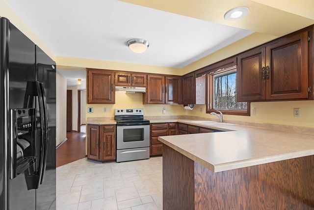 1444 Hazelwood DRIVE, Manitowoc, WI 54220