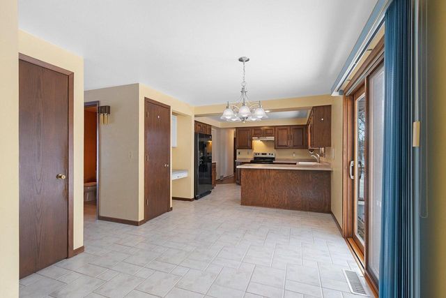 1444 Hazelwood DRIVE, Manitowoc, WI 54220