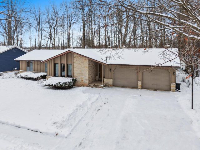 1444 Hazelwood DRIVE, Manitowoc, WI 54220