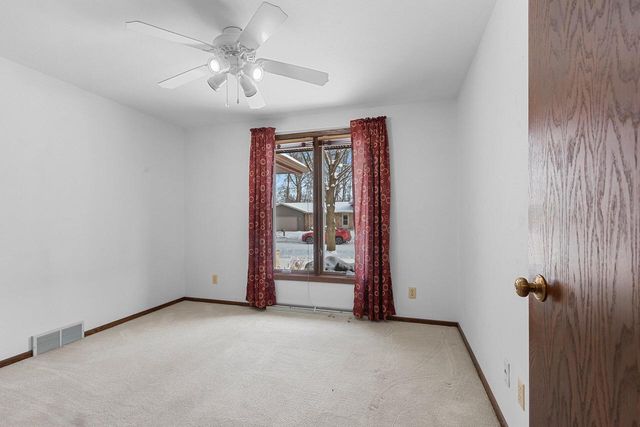 1444 Hazelwood DRIVE, Manitowoc, WI 54220