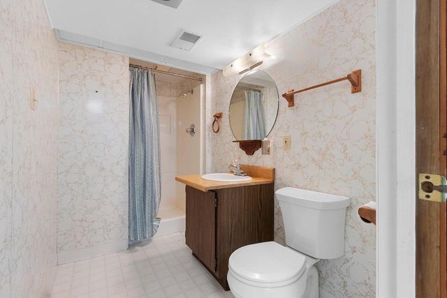 1444 Hazelwood DRIVE, Manitowoc, WI 54220