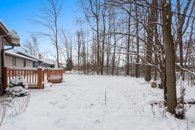 1444 Hazelwood DRIVE, Manitowoc, WI 54220