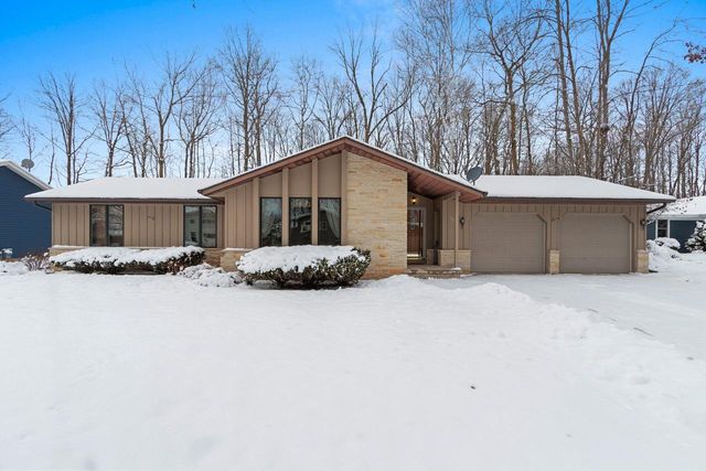 1444 Hazelwood DRIVE, Manitowoc, WI 54220