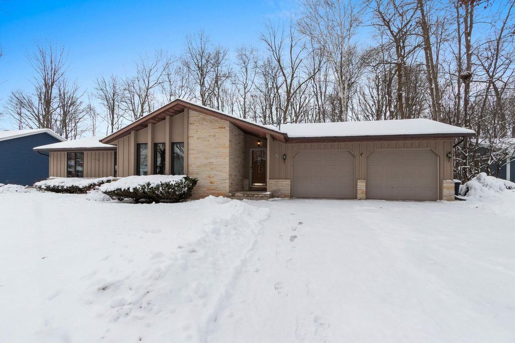 1444 Hazelwood DRIVE, Manitowoc, WI 54220